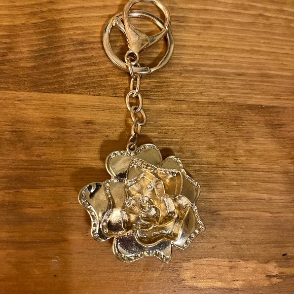 White rose keychain / bag tag on gold tone - Picture 4 of 4
